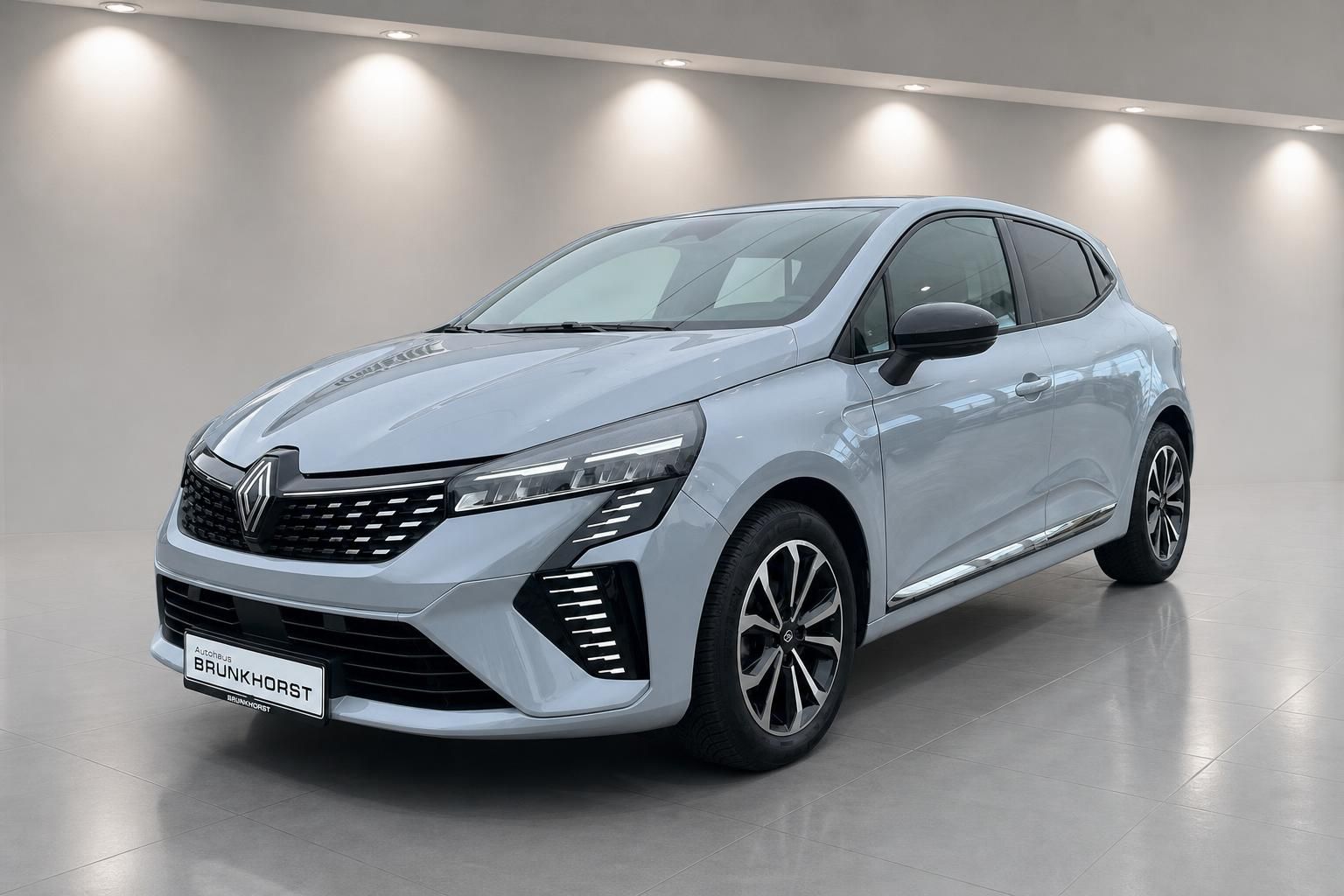 Renault Clio in Grau, Frontansicht schräg beim Autohaus Brunkhorst