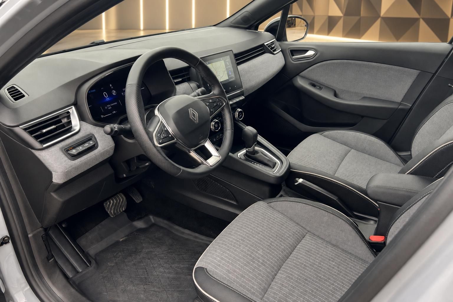 Renault Clio Innenraum mit Cockpit, Lenkrad und Sitzen im Detail