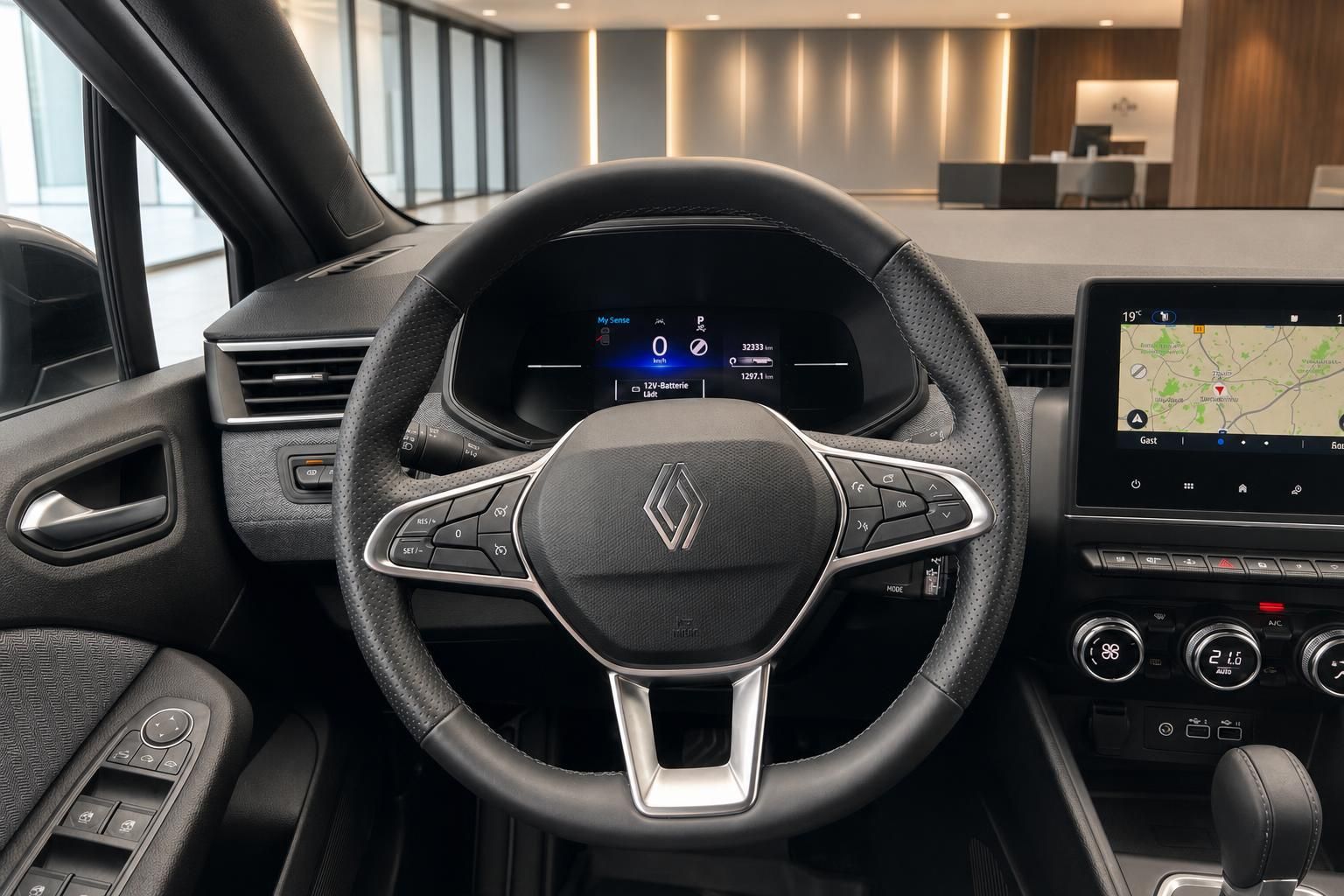 Renault Cockpit mit Lenkrad, Digitaltacho und Navigationsdisplay im Detail