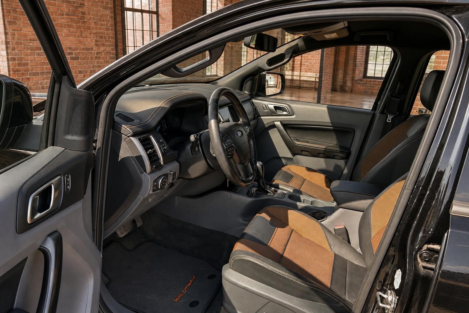 Ford Ranger Wildtrak Innenraum mit Ledersitzen und Blick auf Cockpit