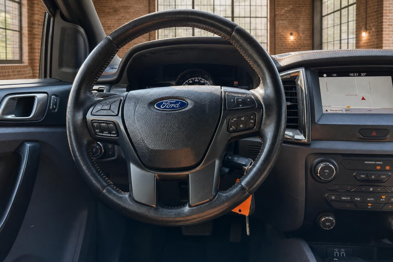 Ford Ranger Lenkrad mit Multifunktionstasten und Navigationsdisplay