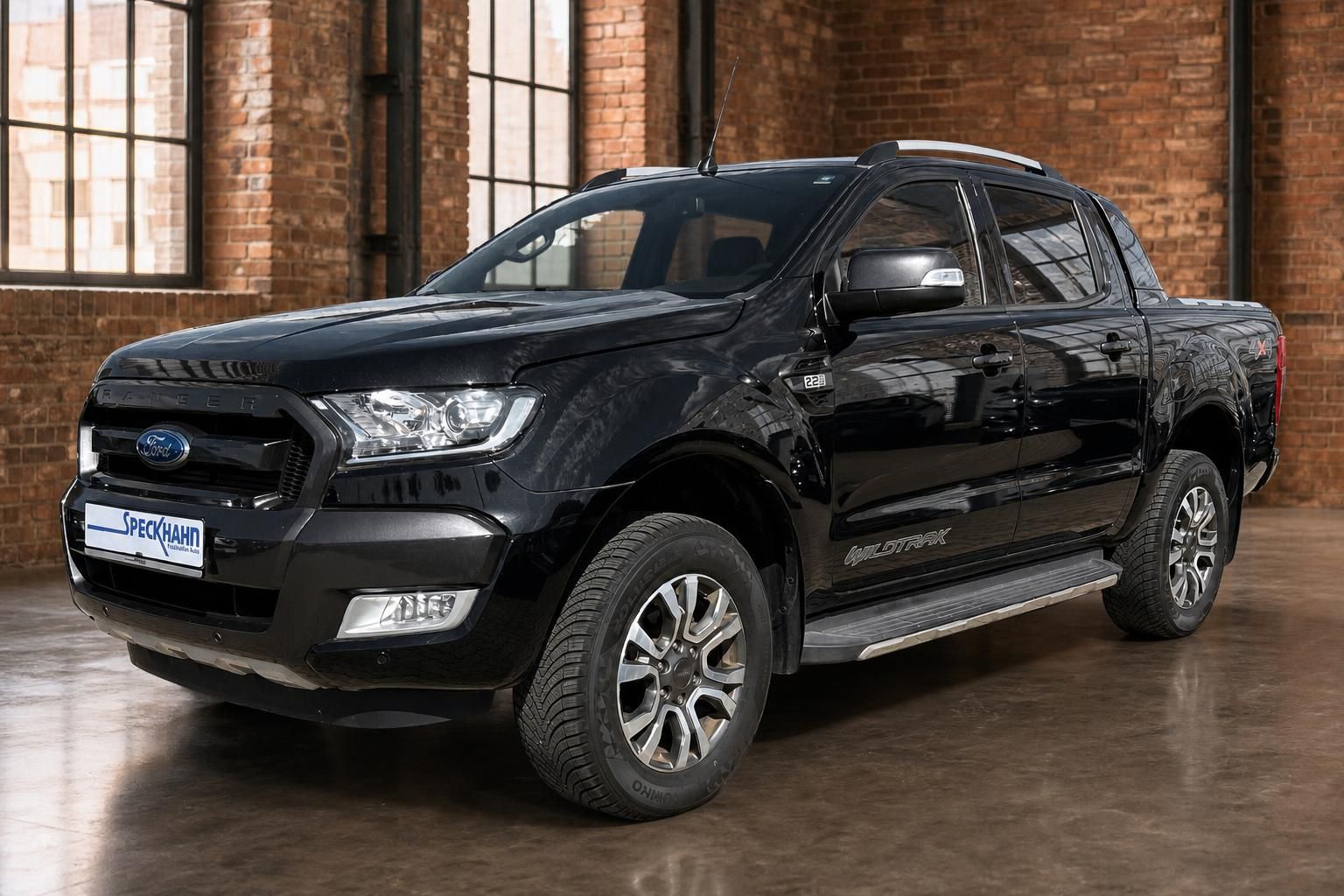 Ford Ranger Wildtrak schwarz Pickup Frontansicht in Loftgebaeude