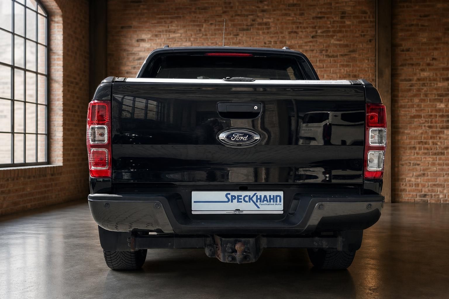 Ford Ranger schwarz Heckansicht mit Anhaengerkupplung Pickup