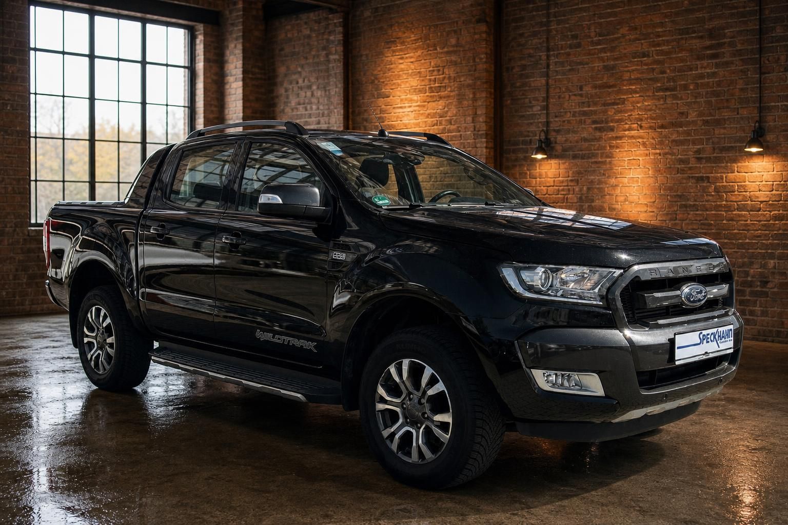 Ford Ranger Wildtrak schwarz Pickup Frontansicht Industriehalle