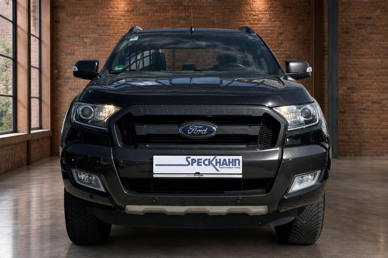 Ford Ranger schwarz Frontansicht mit Kühlergrill und Scheinwerfern
