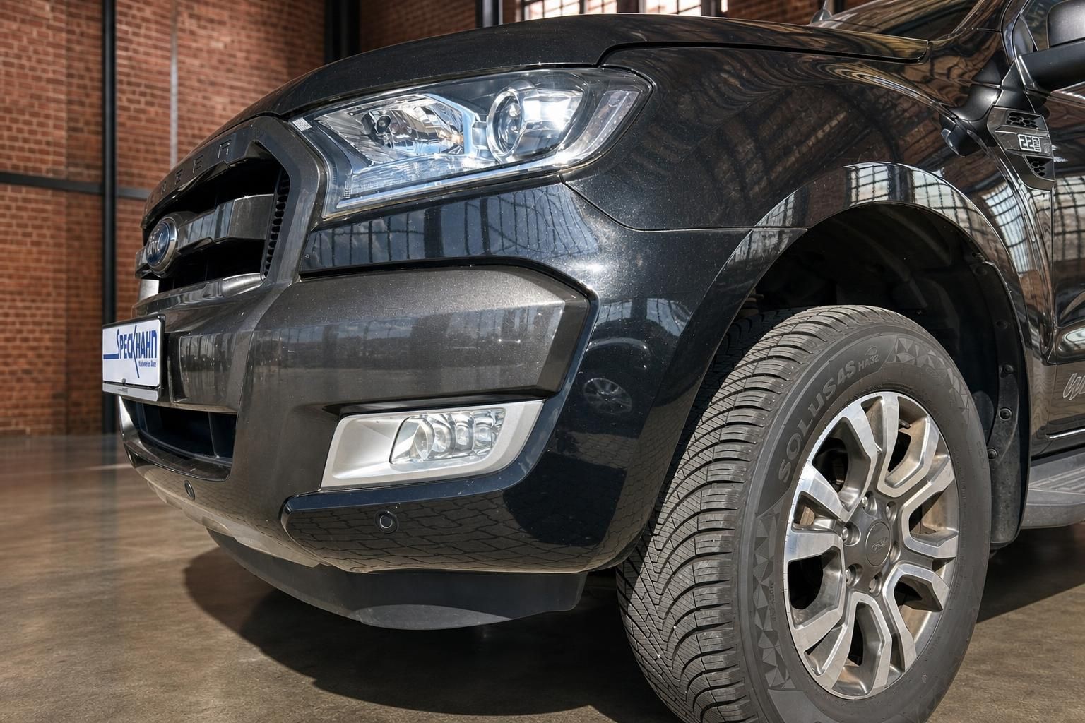 Ford Ranger Detailansicht Frontstoßstange und Felge