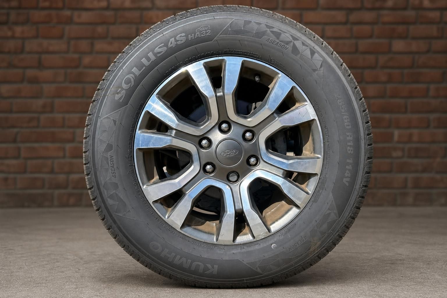 Kumho Solus 4S Reifen auf Alufelge des Ford Ranger