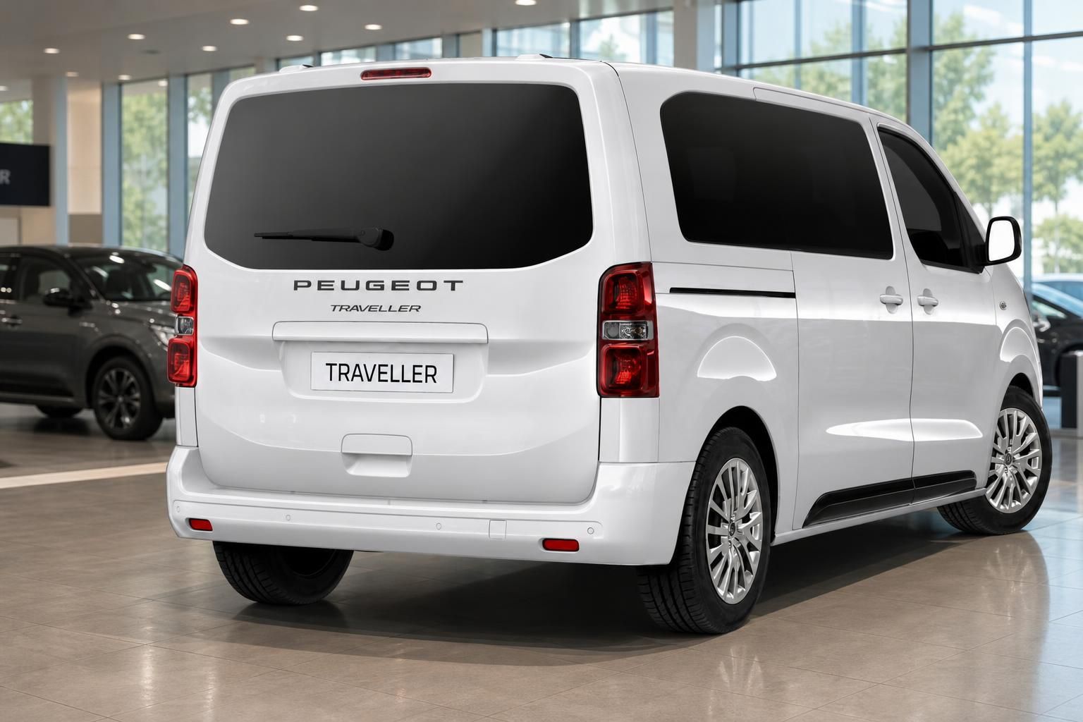 Peugeot Traveller weiss Heckansicht im Autohaus – Minibus mit Panoramafenster