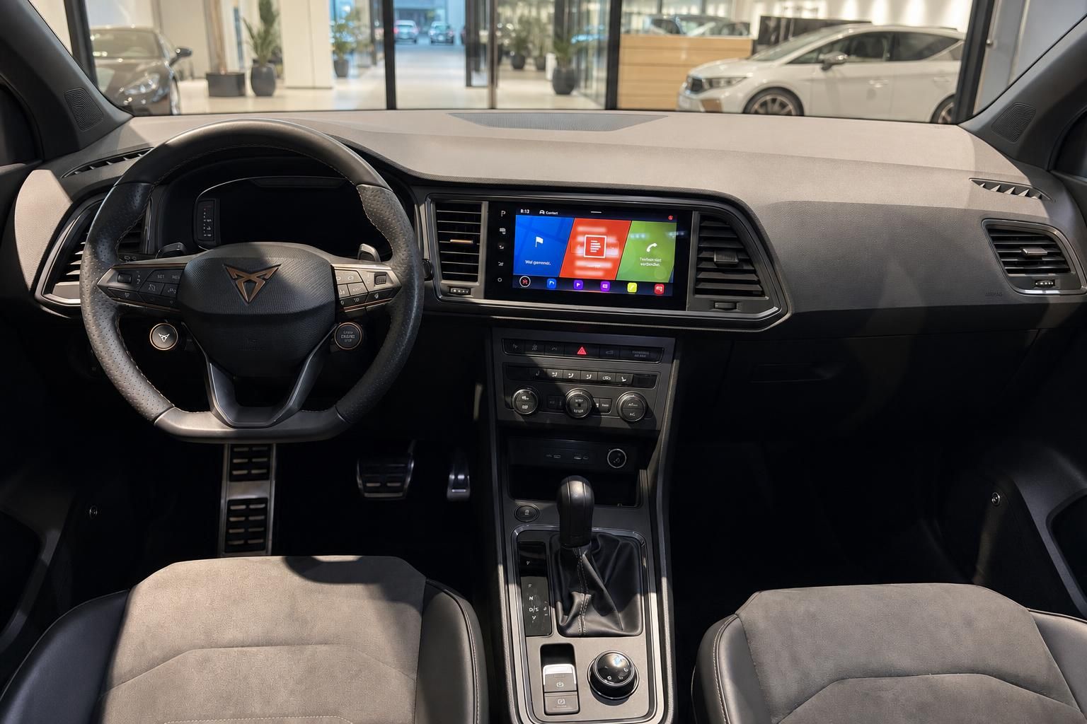 Cupra Ateca Cockpit mit Touchscreen und Lenkrad, Innenraumansicht