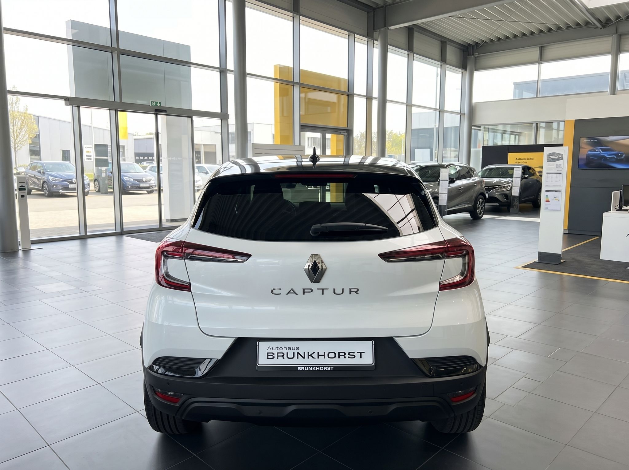 Renault Captur weiss Heckansicht im Autohaus - Rückleuchten und CAPTUR Schriftzug