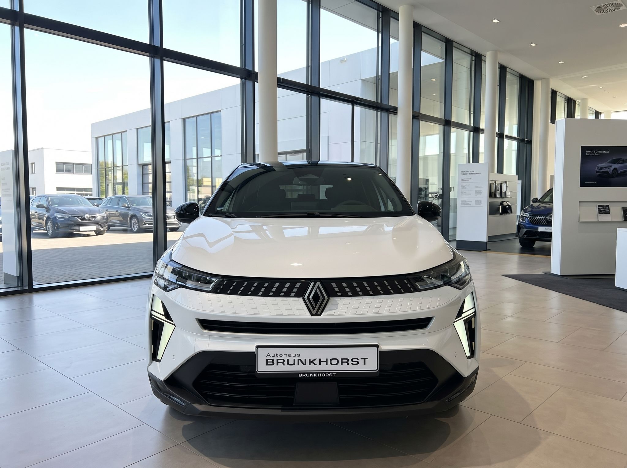 Renault Captur weiss Frontansicht im Autohaus - LED-Scheinwerfer und Kühlergrill
