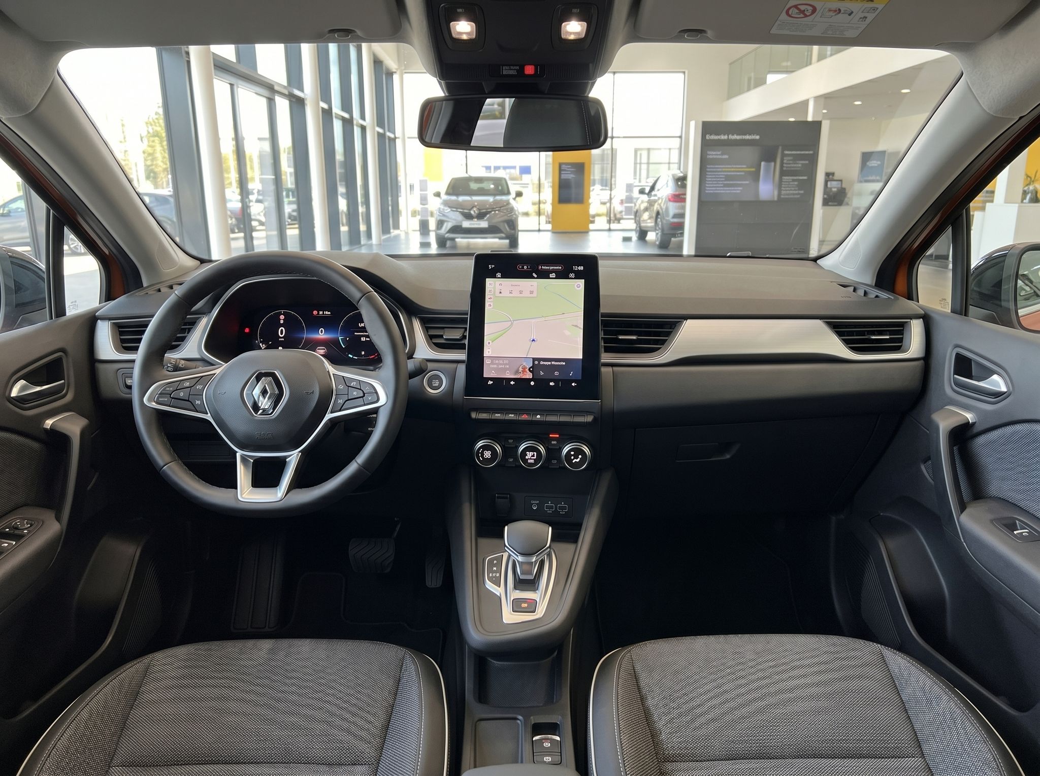 Renault Fahrzeug Innenraum mit Armaturenbrett, Lenkrad und Navigationssystem im Autohaus Showroom