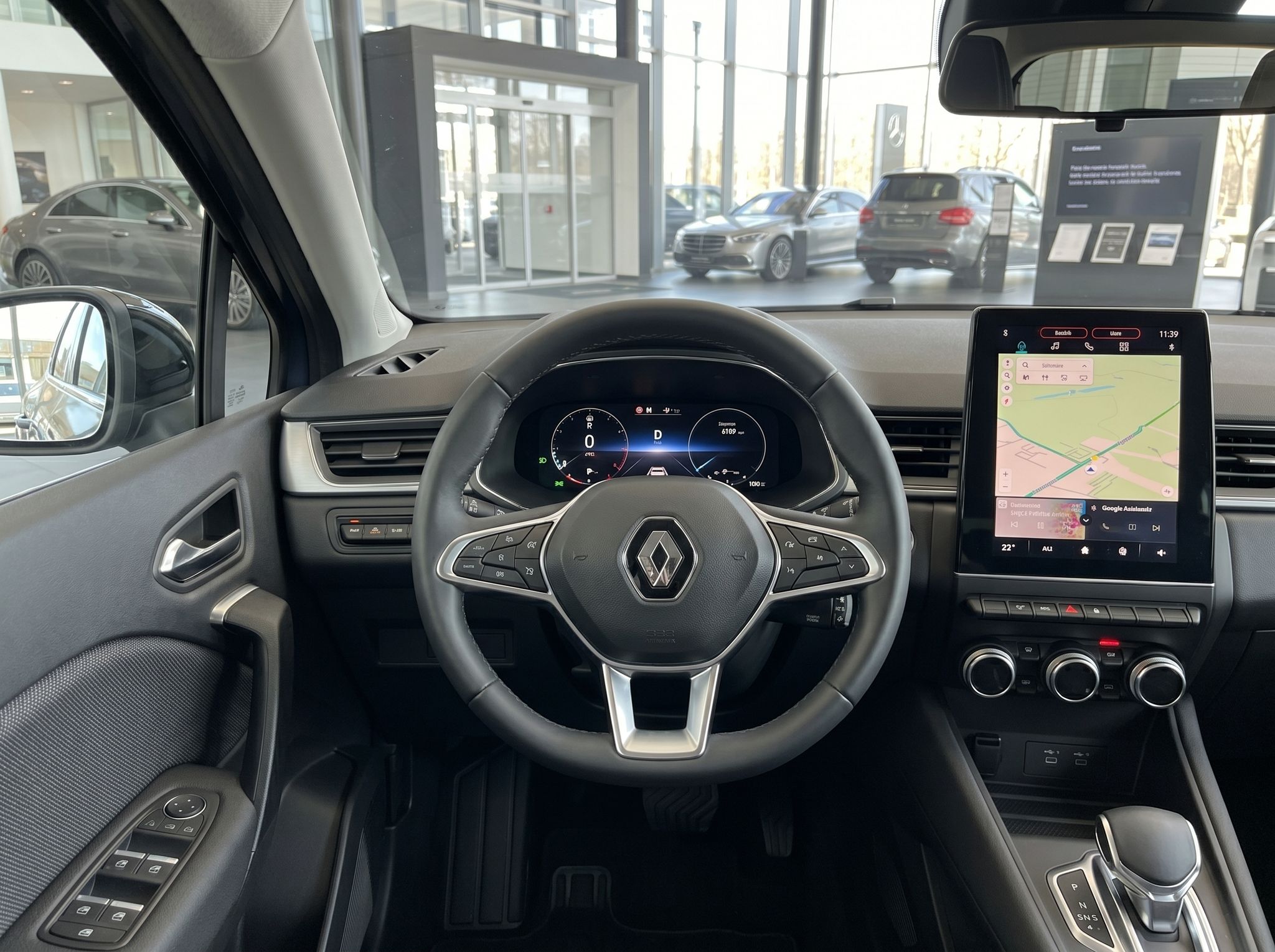 Renault Cockpit mit digitalem Display, Lenkrad und Touchscreen Navigation im modernen Fahrzeug
