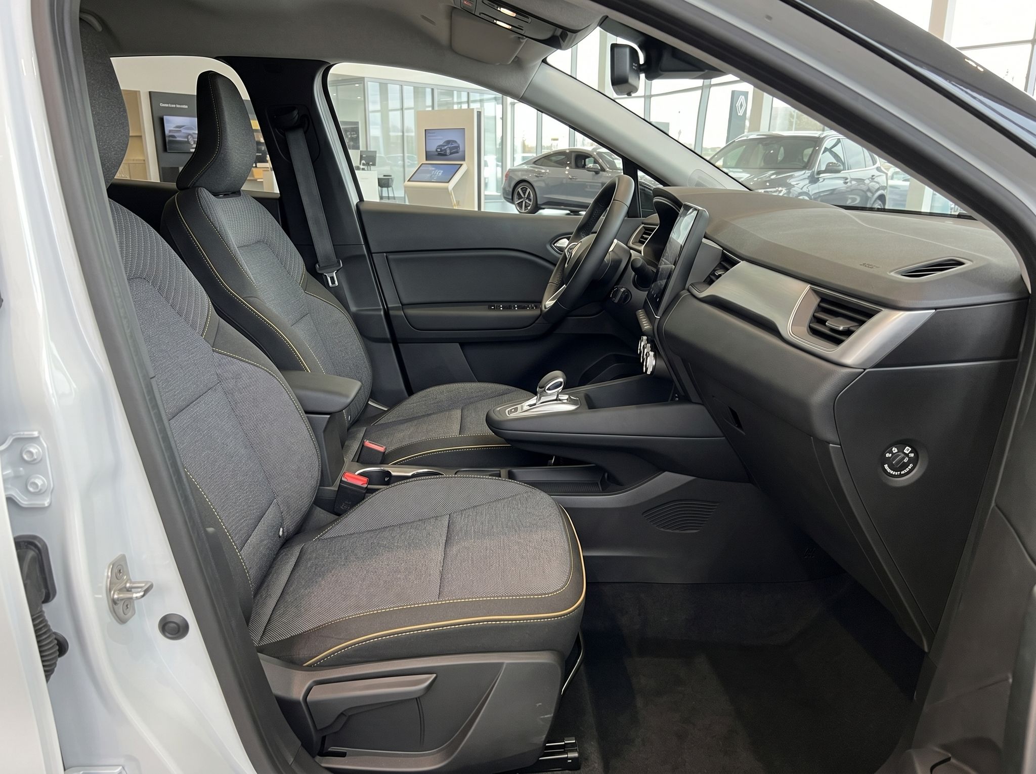 Renault Beifahrersitz und Armaturenbrett Seitenansicht mit Stoffpolsterung und Mittelkonsole