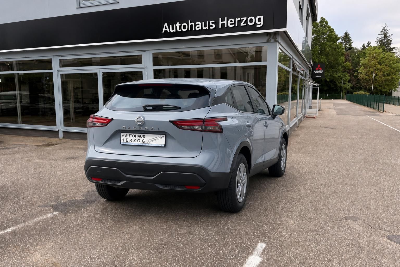 Nissan Qashqai Heckansicht silber - SUV mit LED-Rückleuchten und Autohaus Herzog Kennzeichen