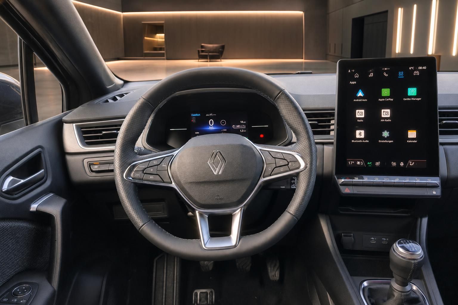 Renault Cockpit mit Lenkrad, digitalem Display und Touchscreen Infotainment System