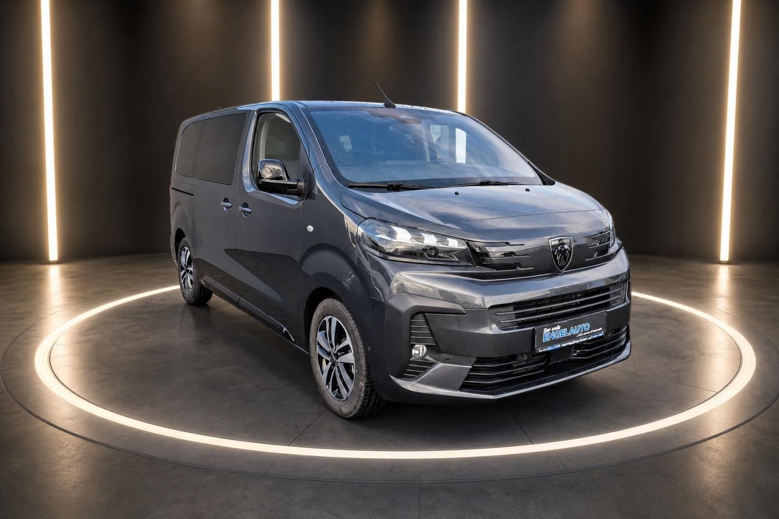 Peugeot Transporter grau metallic Frontansicht im Showroom - moderner Kastenwagen mit LED-Scheinwerfern