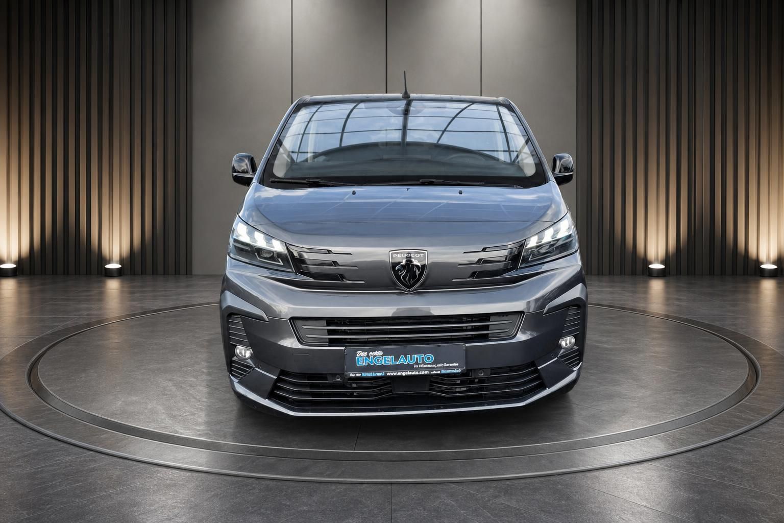 Peugeot Transporter grau metallic Frontansicht mit Peugeot-Logo - moderner Nutzfahrzeug-Van im Studio