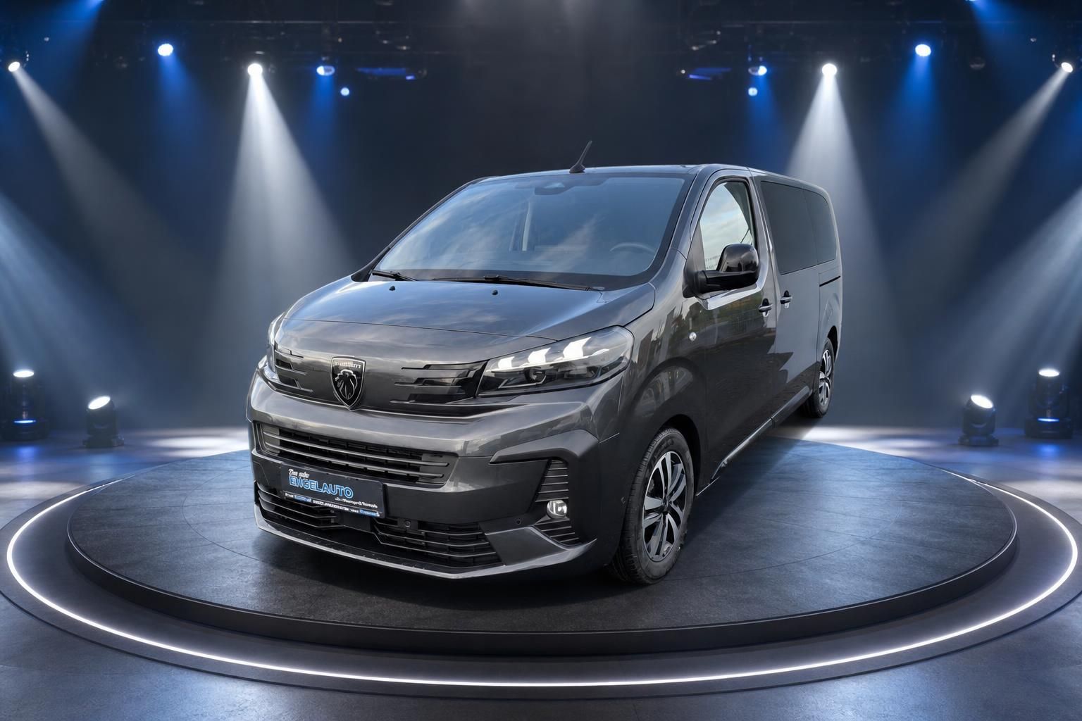Peugeot Transporter grau metallic im blauen Showroom-Licht - professioneller Kastenwagen mit LED-Beleuchtung