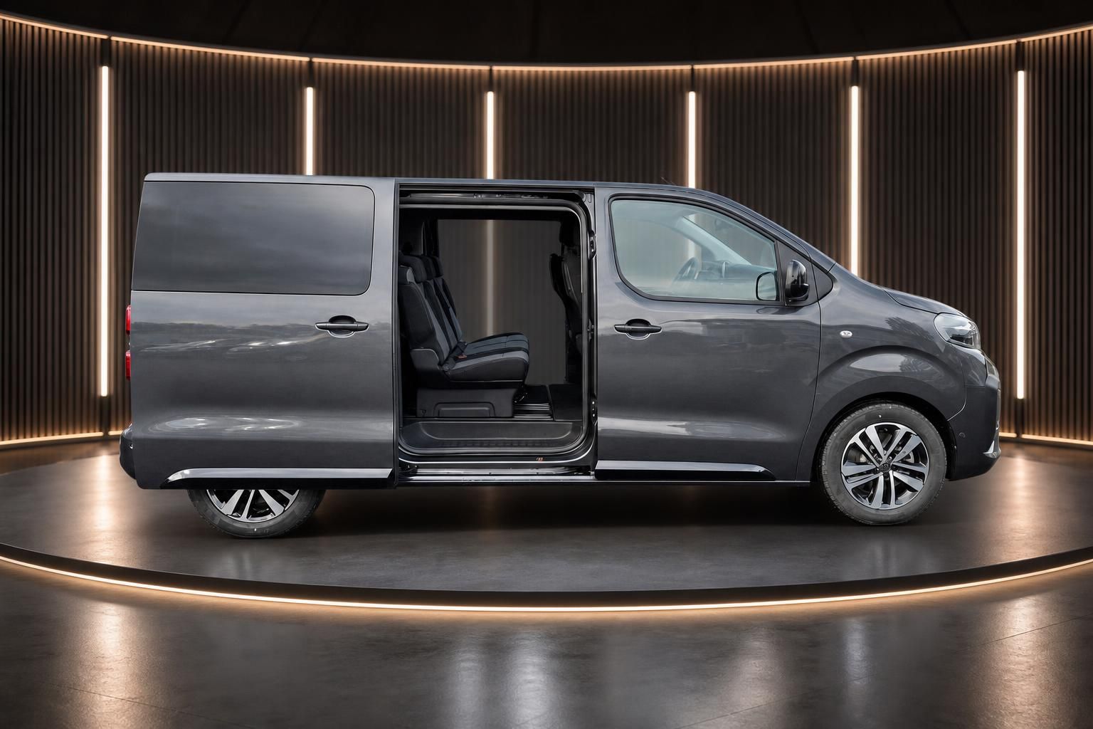 Peugeot Traveller Seitenansicht mit offener Schiebetür und Blick ins Fahrzeuginnere