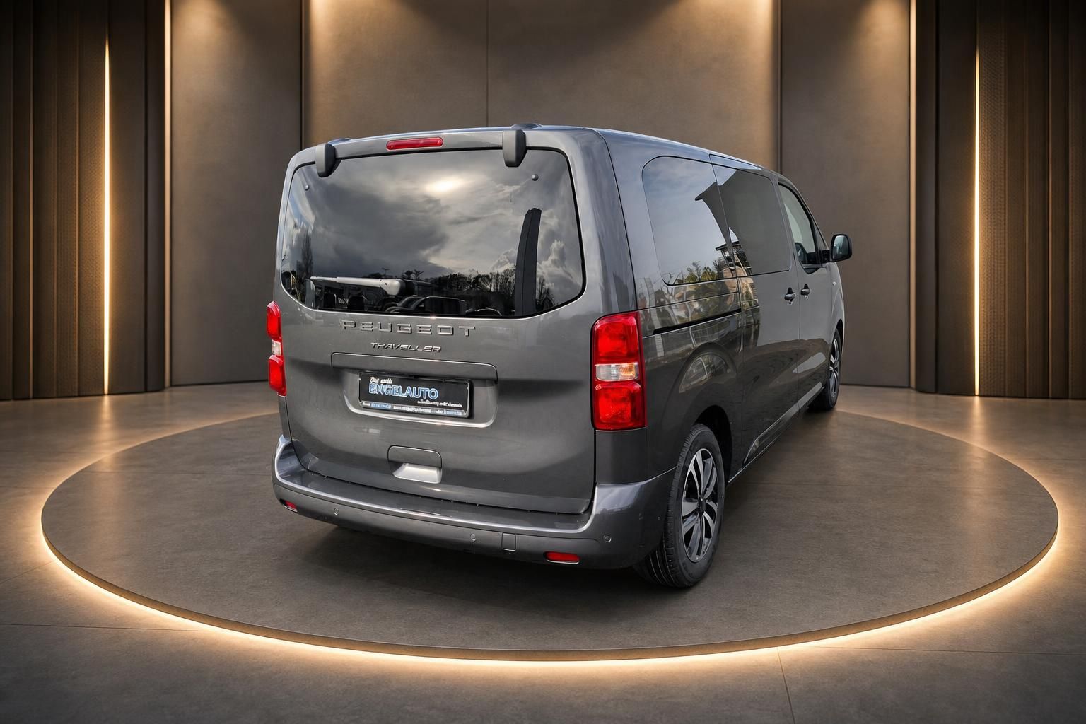 Peugeot Traveller Heckansicht grau metallic mit Händlerkennzeichen im Showroom