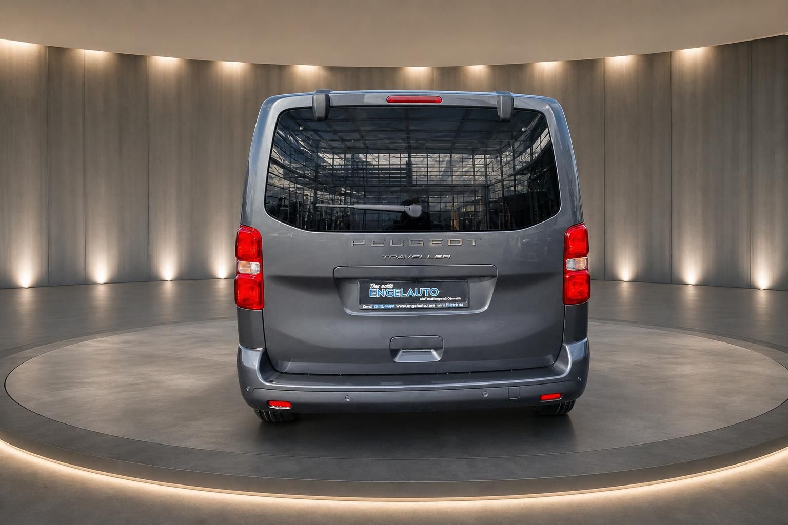 Peugeot Traveller Heckansicht mit großer Heckklappe und Händlerschild auf Drehbühne