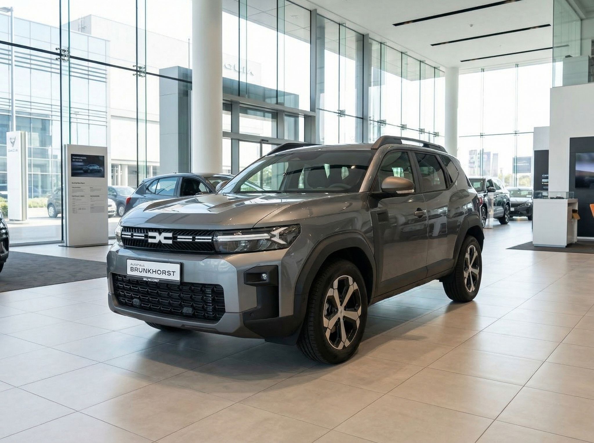 Grauer Dacia Bigster SUV von vorne im Autohaus Brunkhorst Showroom