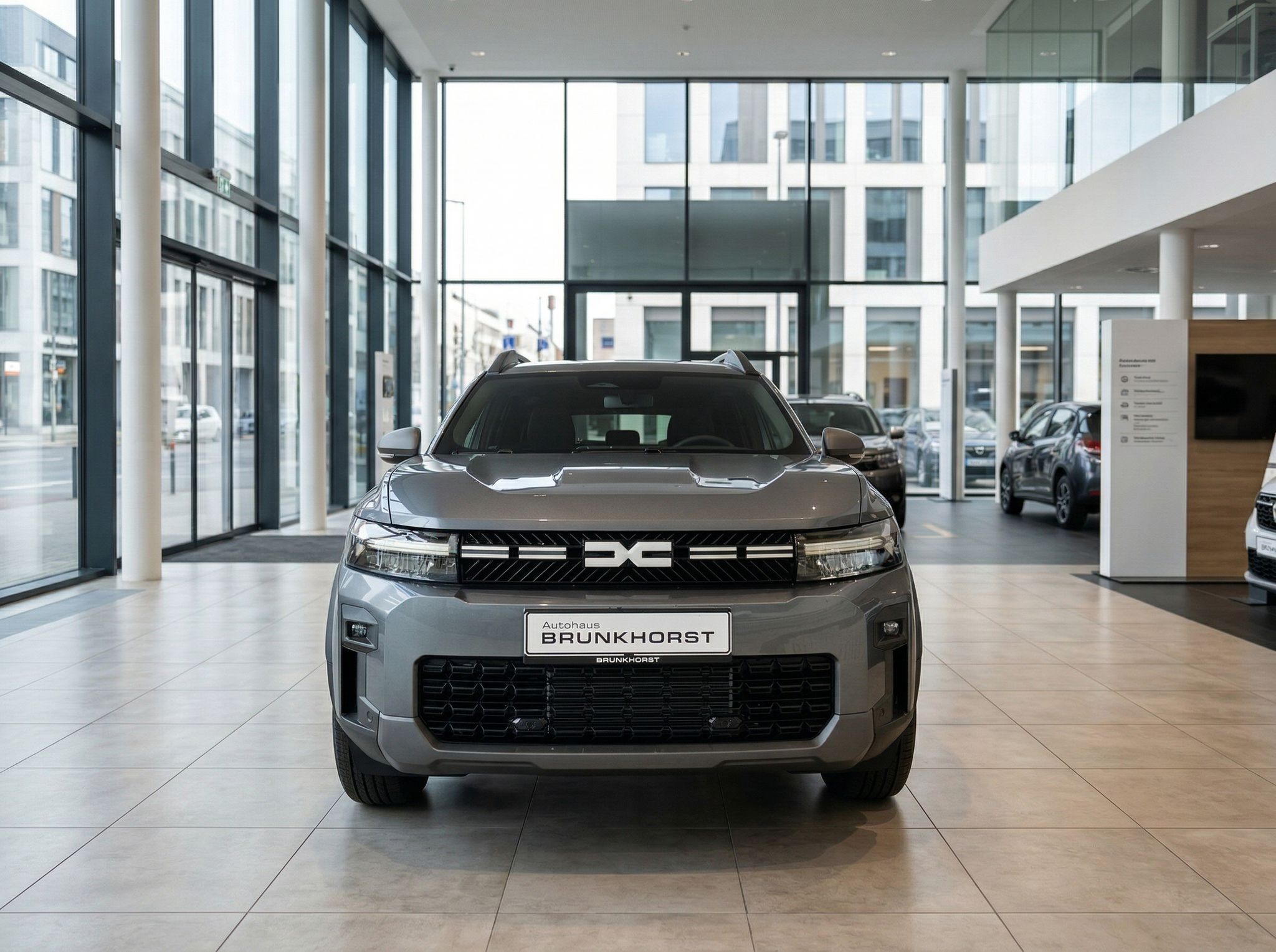 Dacia SUV Frontansicht grau im Autohaus Brunkhorst Showroom
