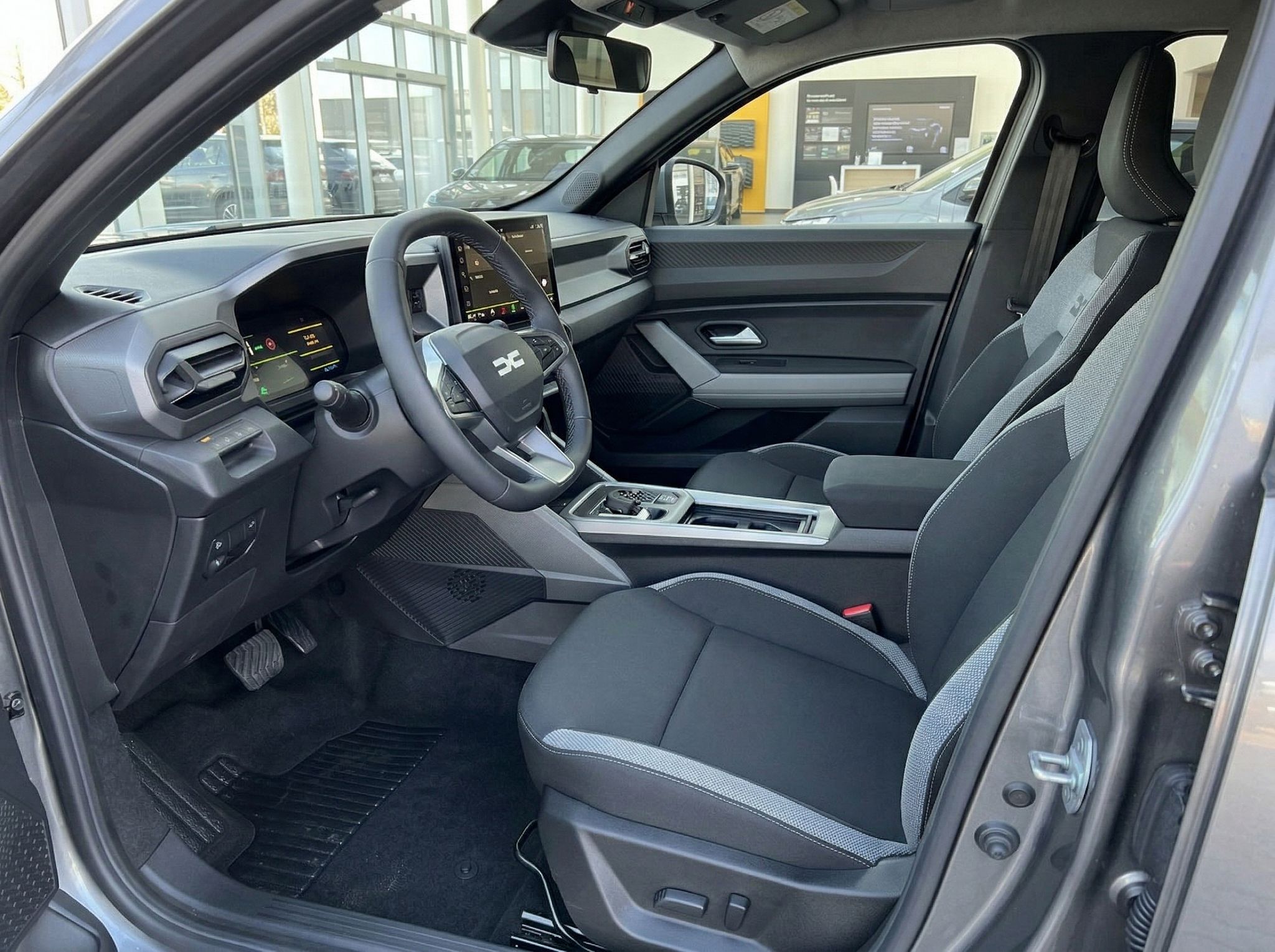 Dacia SUV Innenraum grau mit Cockpit und Sitzen Detailansicht