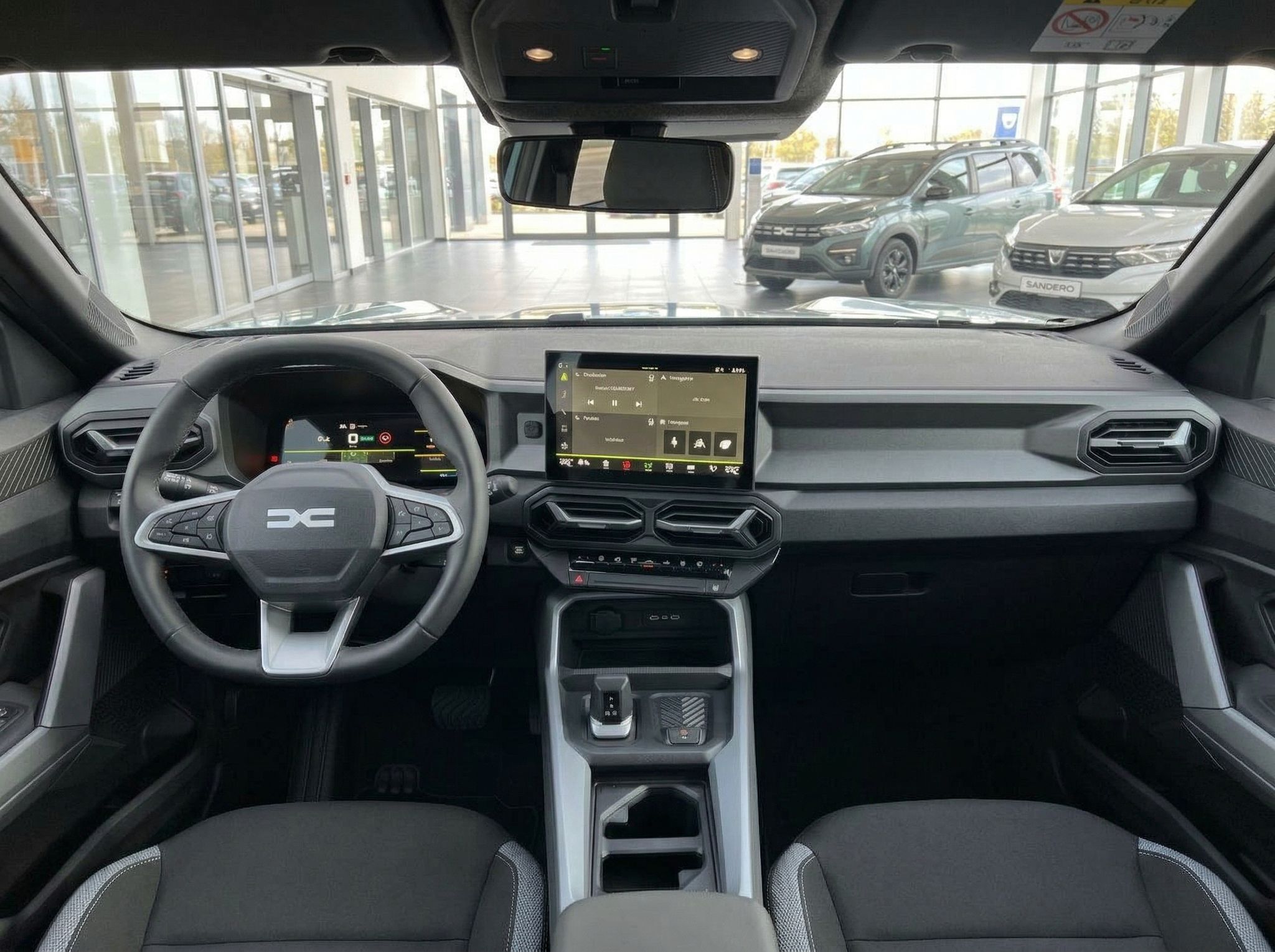 Fahrzeug Innenraum mit modernem Cockpit, Touchscreen und Lenkrad im Autohaus Showroom