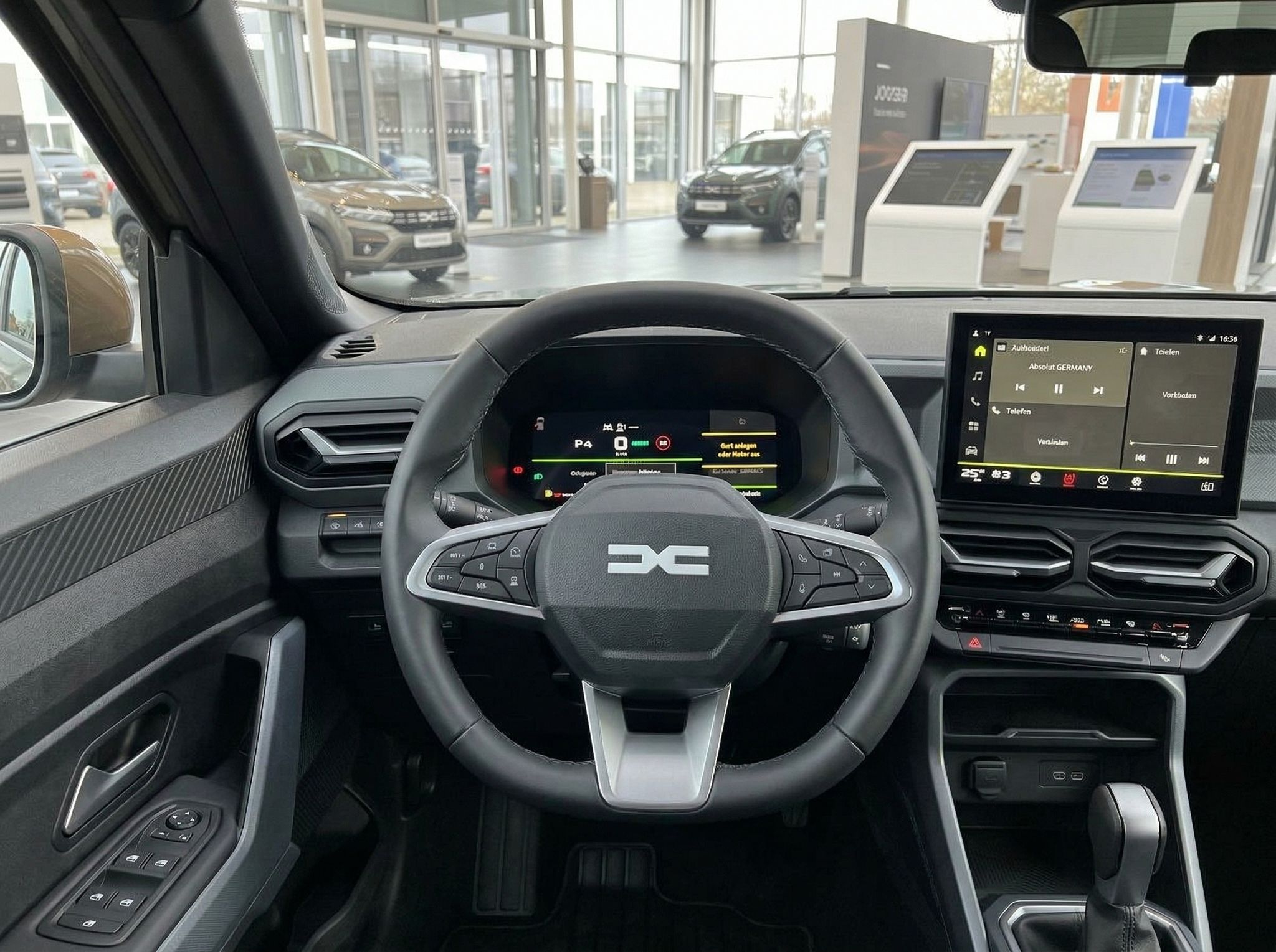 Auto Armaturenbrett mit digitalem Display, Lenkrad und Infotainment-System Nahaufnahme