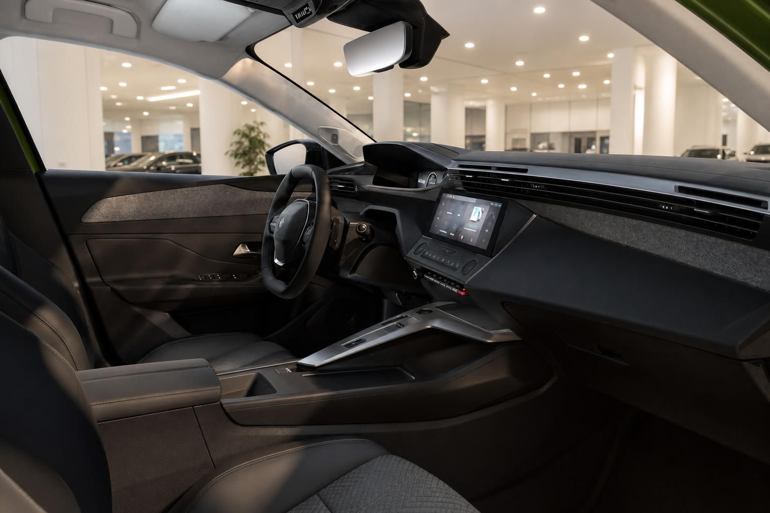 Peugeot E-408 Innenraum, Blick auf Armaturenbrett und Mittelkonsole