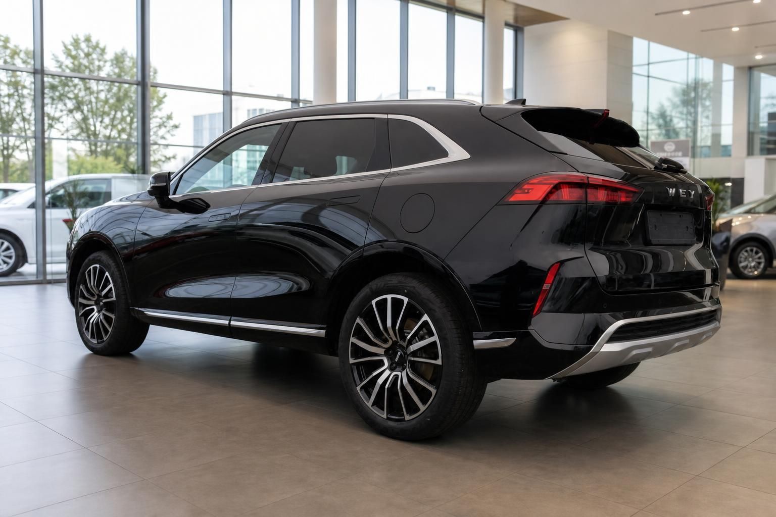 WEY SUV schwarz Heckansicht schräg links im Autohaus mit Leichtmetallfelgen