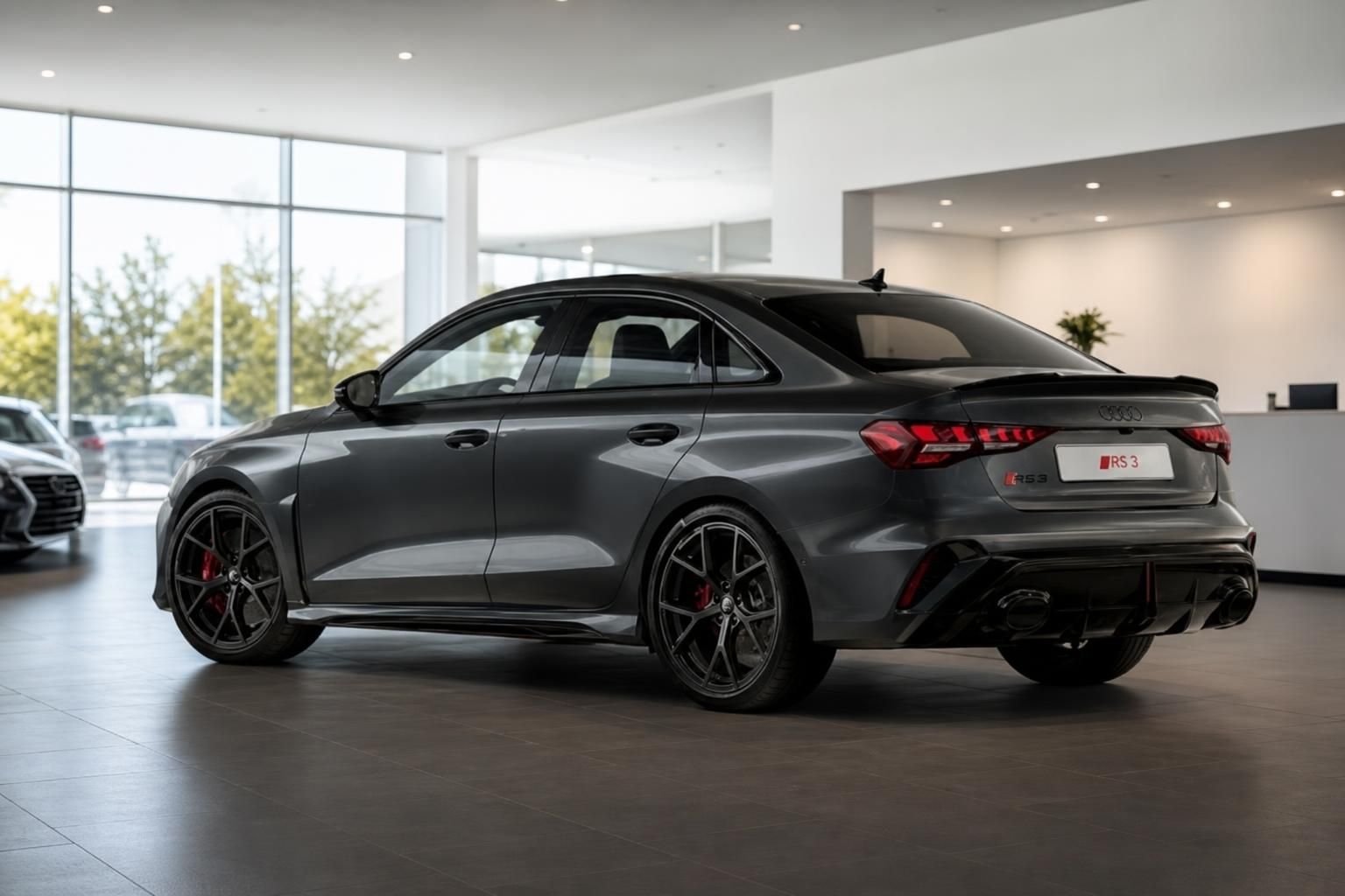 Audi RS3 grau Heckansicht mit Sportauspuff und schwarzen Felgen