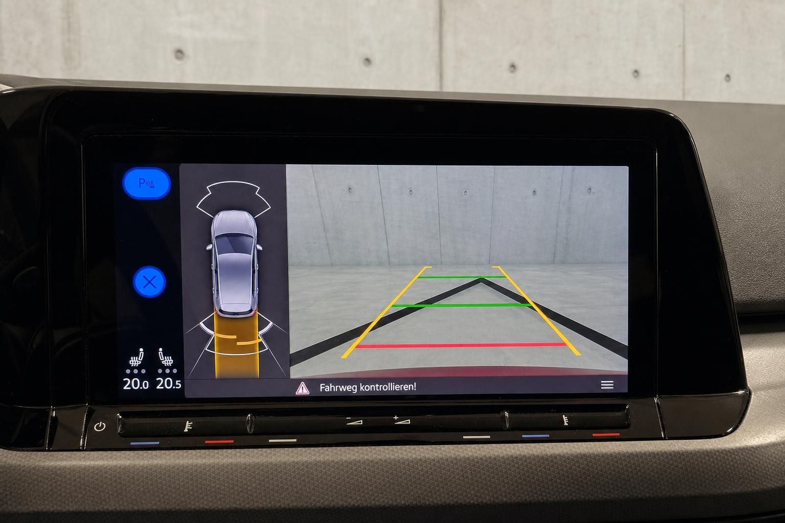 VW Golf Rueckfahrkamera mit Einparkhilfe auf dem Touchscreen