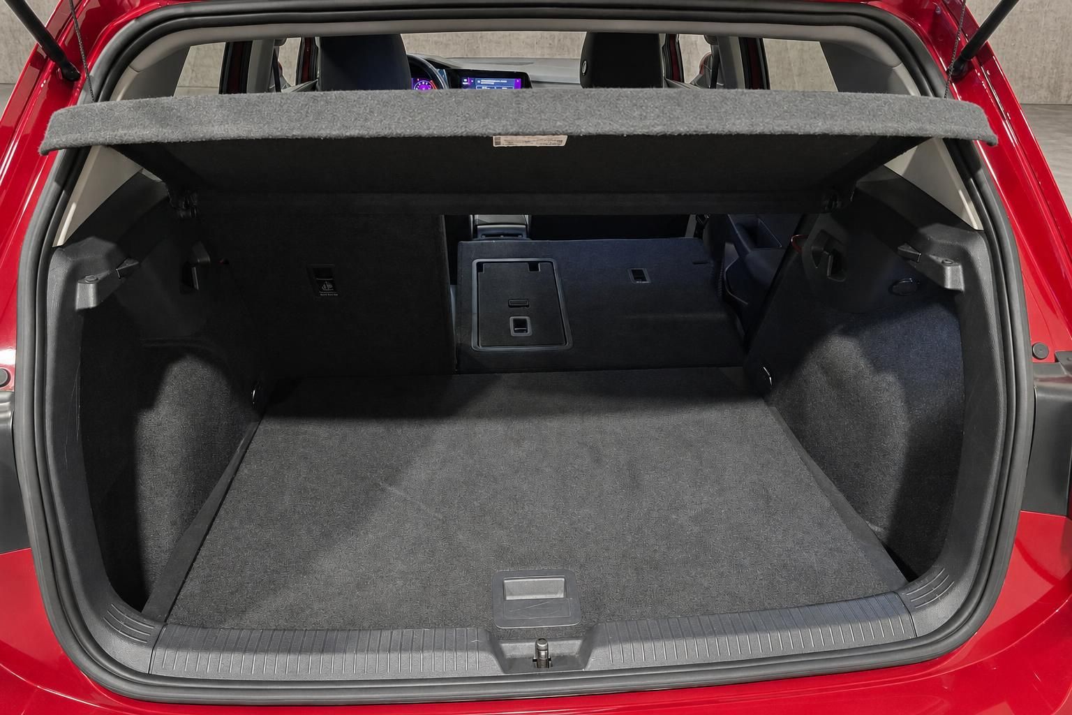 VW Golf Kombi Kofferraum leer mit viel Ladevolumen