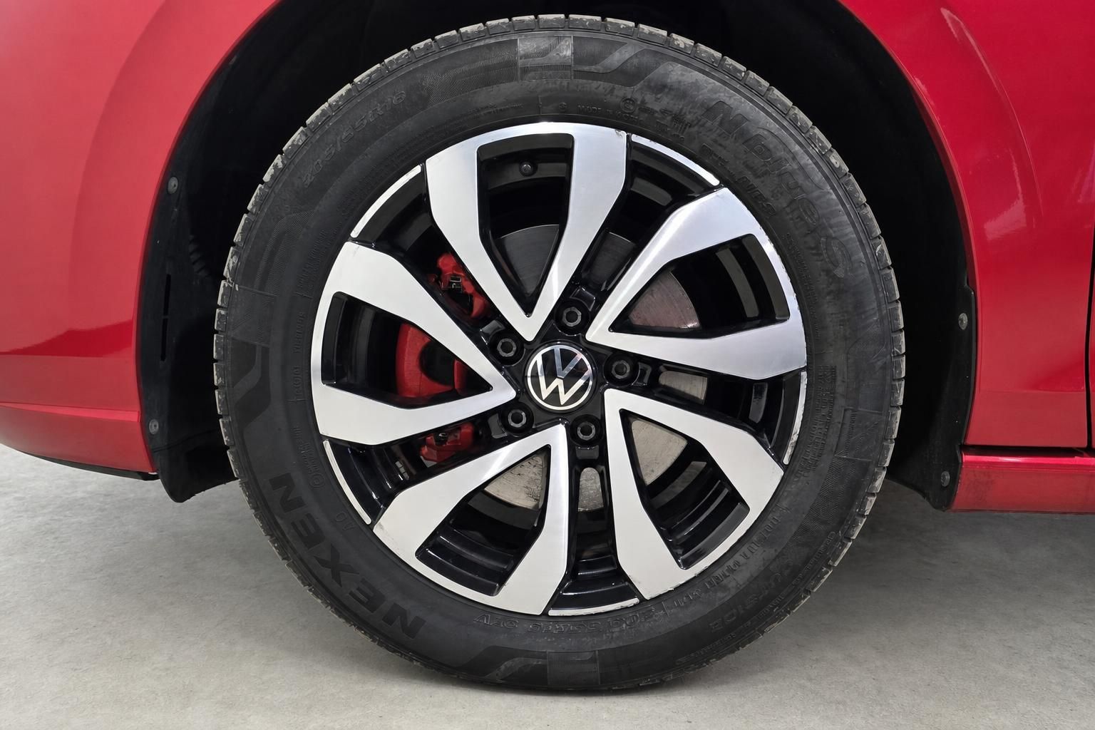VW Golf rot Leichtmetallfelge mit roter Bremssattel Detailansicht