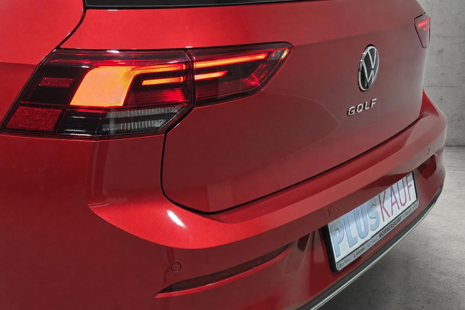 VW Golf rot Heckleuchte und Kennzeichenhalter Detailansicht