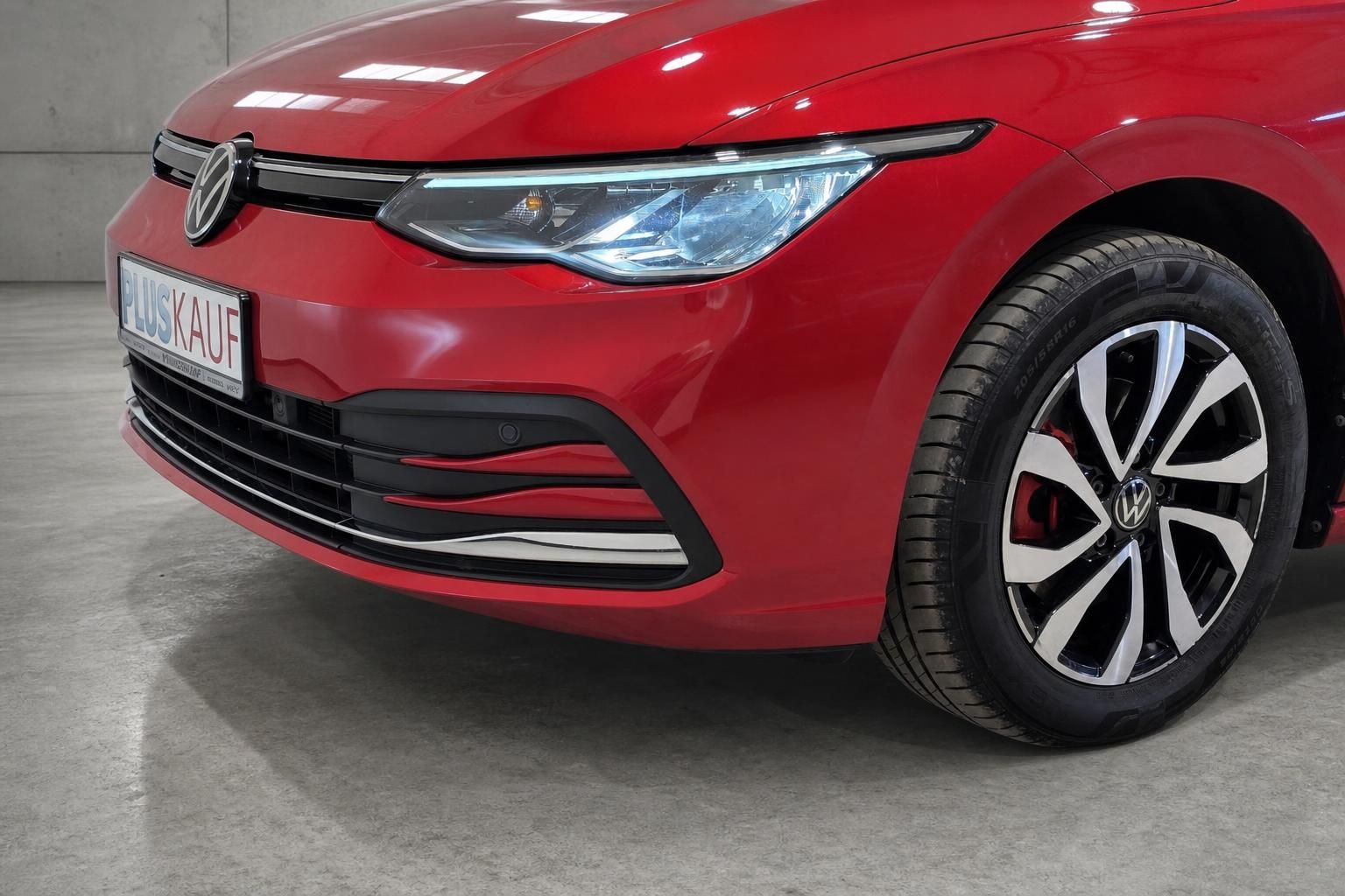 VW Golf rot Frontstoßstange und Felge Detailansicht