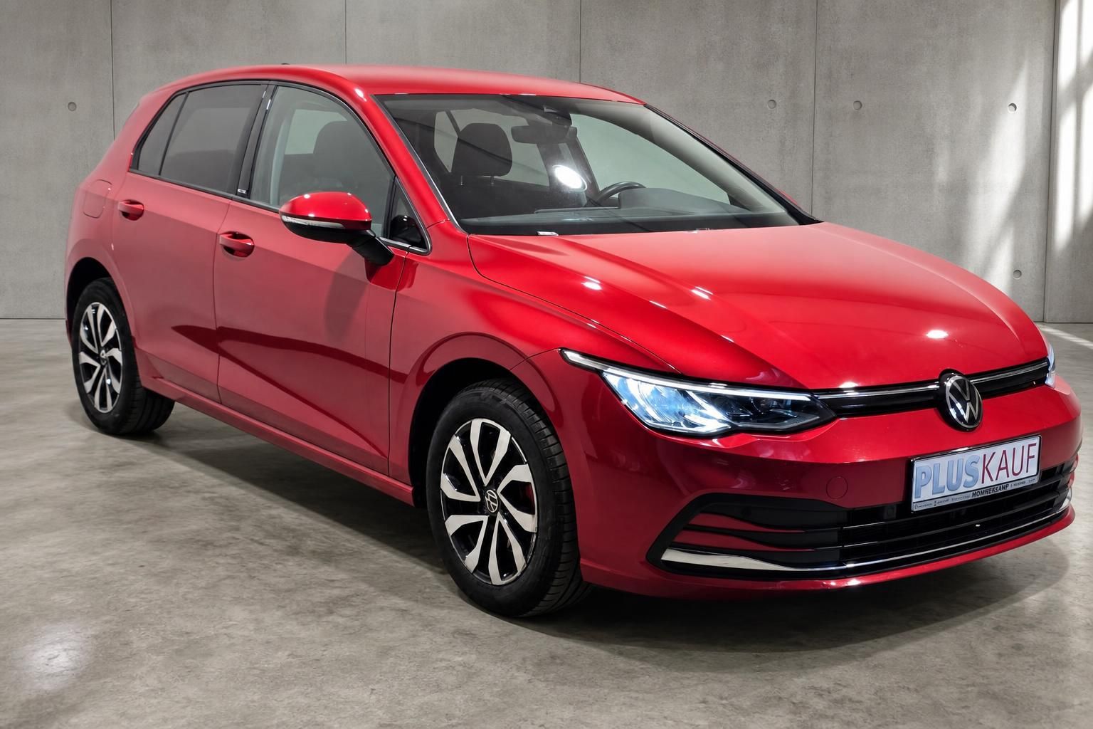 VW Golf 8 Rot, Frontansicht seitlich, Alufelgen im Detail