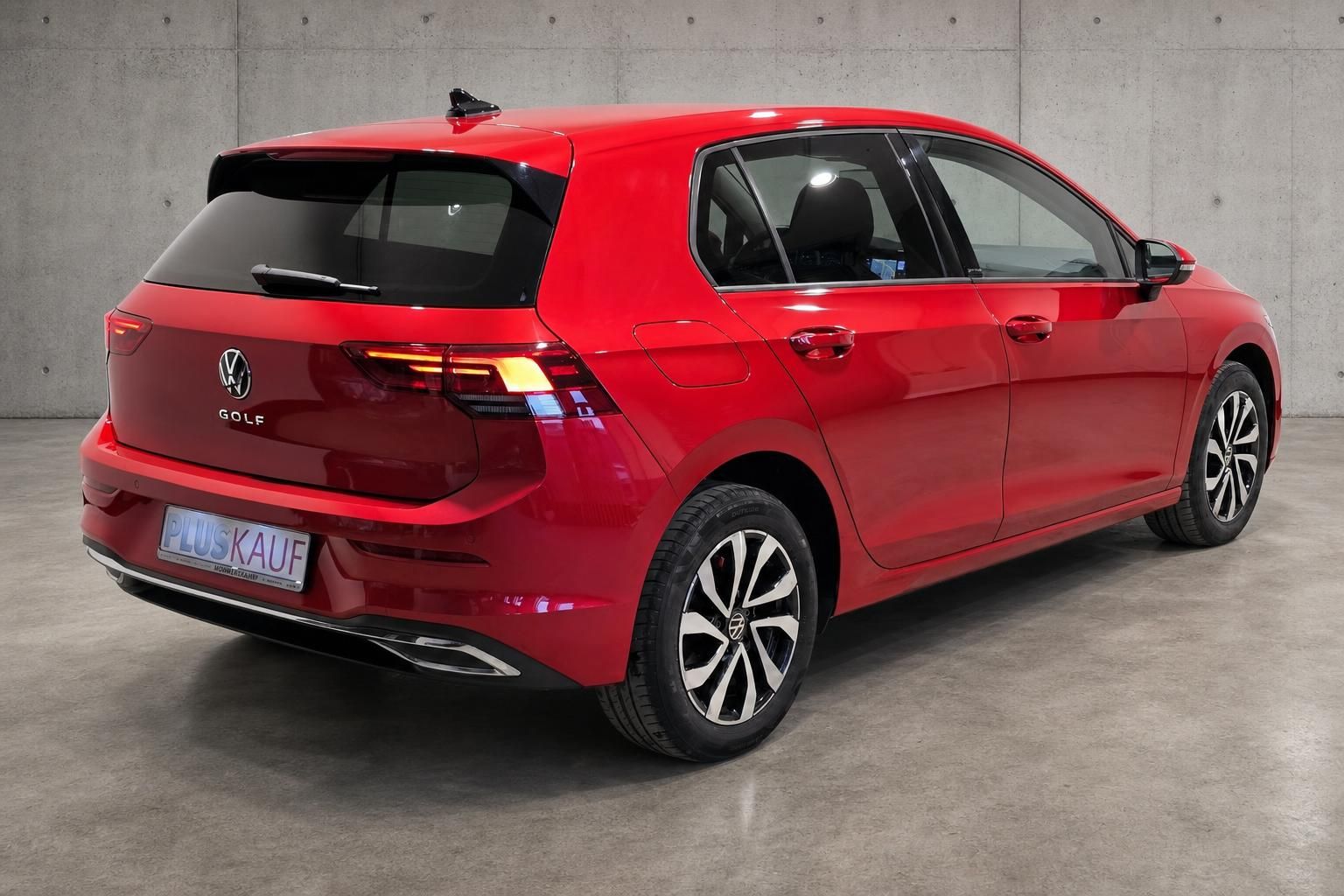 VW Golf 8 in Rot, Heckansicht mit Rueckleuchten und Felgen
