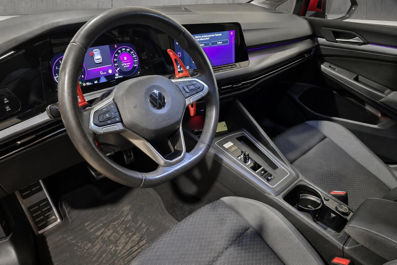 VW Golf 8 Innenraum, Cockpit mit Lenkrad und Digitalanzeige
