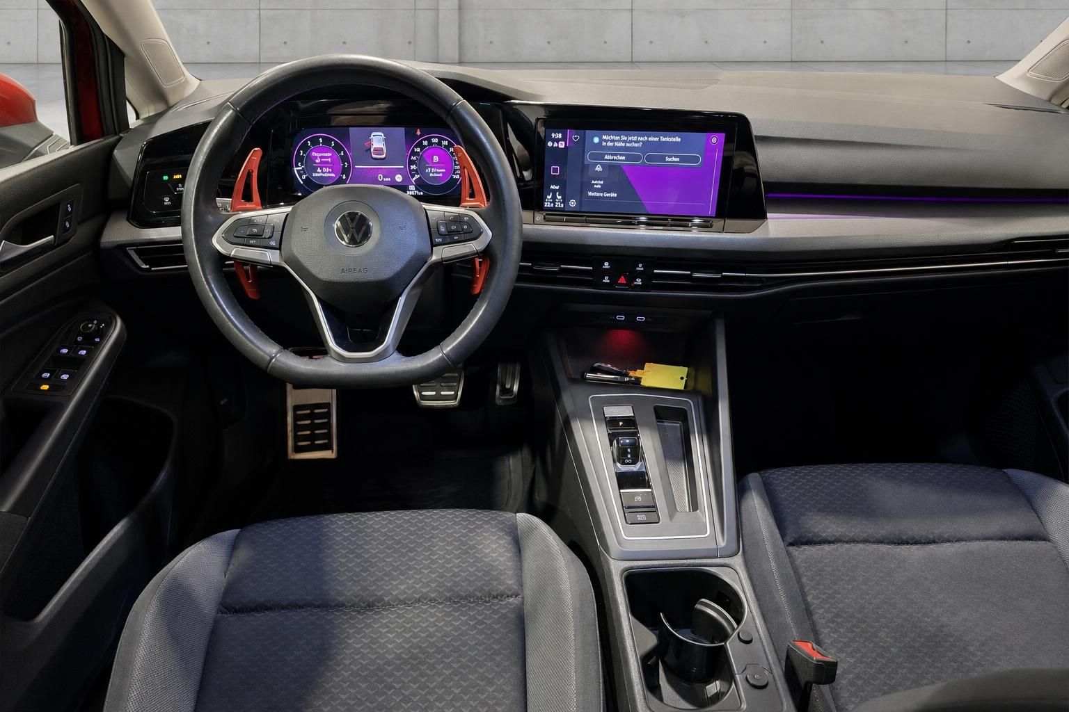 VW Golf Cockpit mit Lenkrad und digitalem Infotainment Display