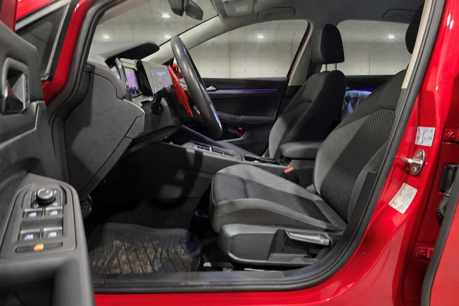 VW Golf rot – Innenraum mit Vordersitzen und Cockpit Ansicht