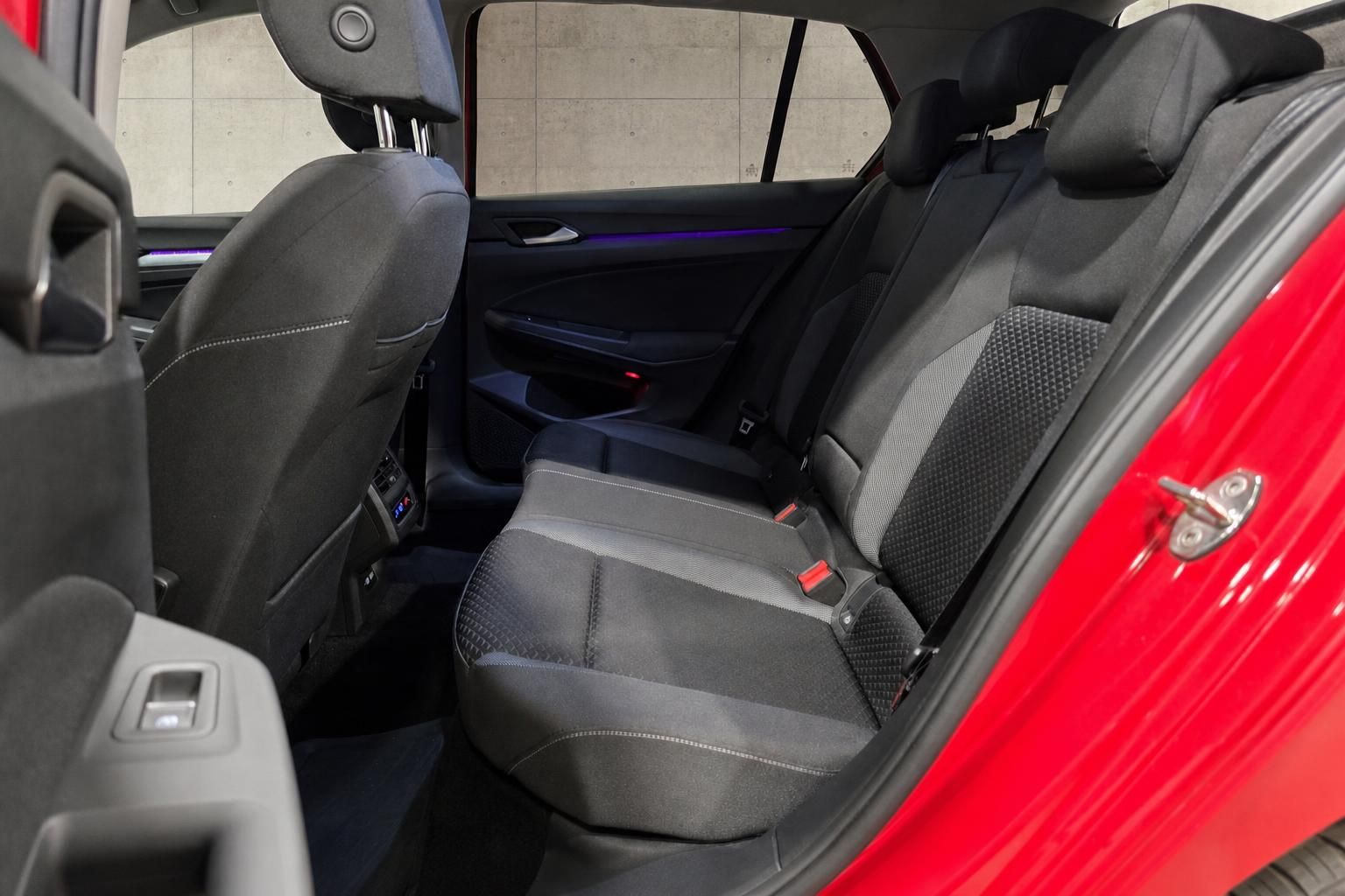 VW Golf rot – Rueckbank mit Fondsitzen im Detail