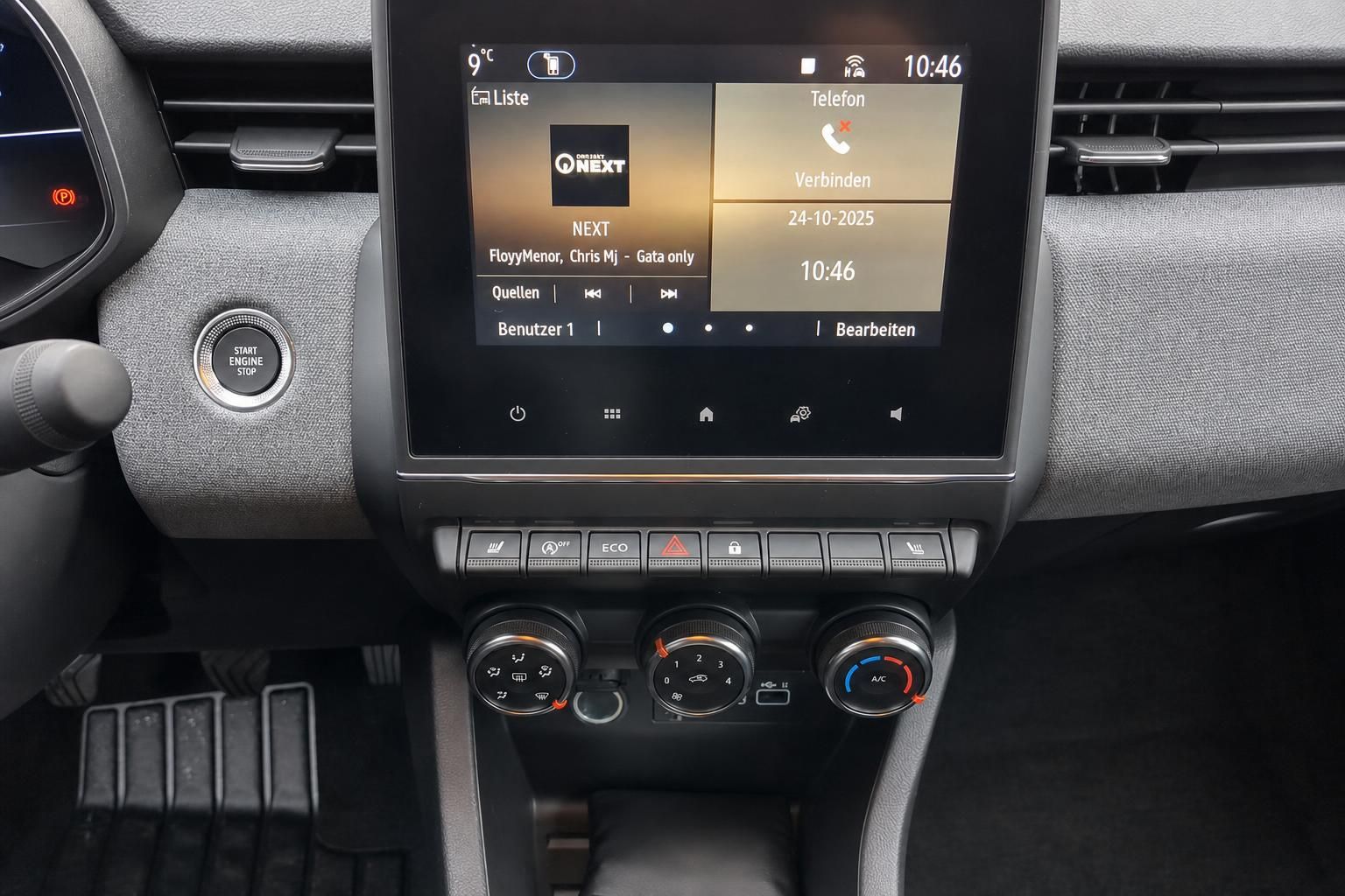 Fahrzeug-Infotainmentsystem mit Touchscreen, Klimabedienung und Start-Stop-Knopf