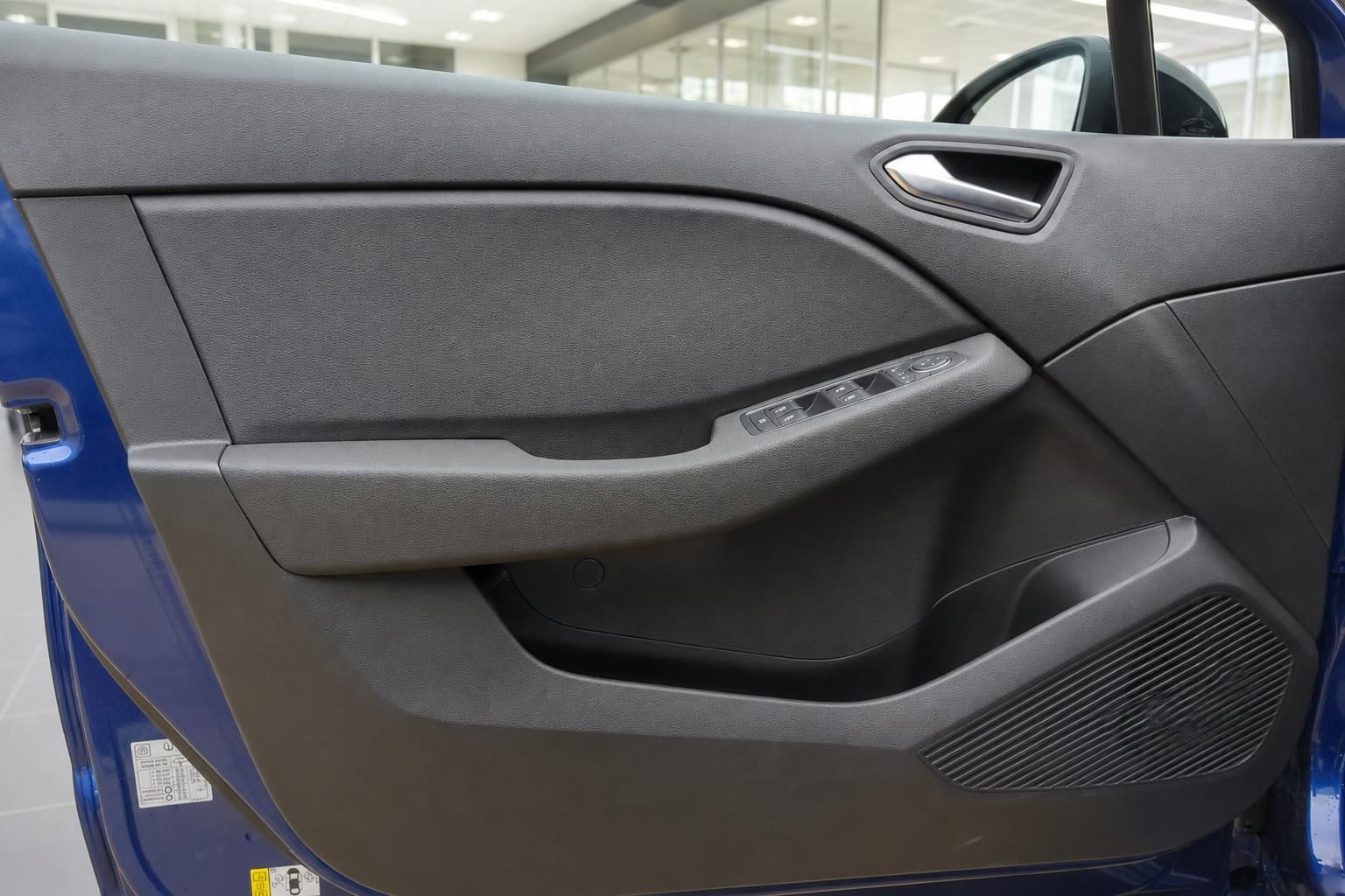 Innenausstattung Fahrzeugtür mit grauer Verkleidung, Fensterheberknöpfen und Türgriff