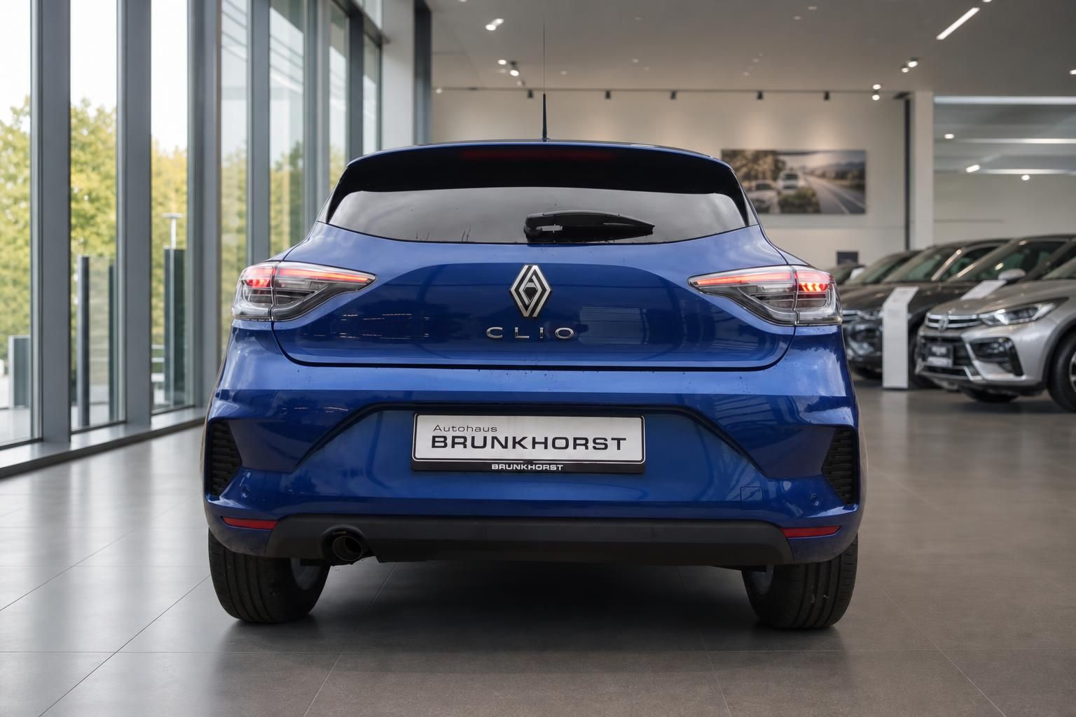 Renault Clio blau Heckansicht - Rückleuchten und CLIO Schriftzug sichtbar im Autohaus