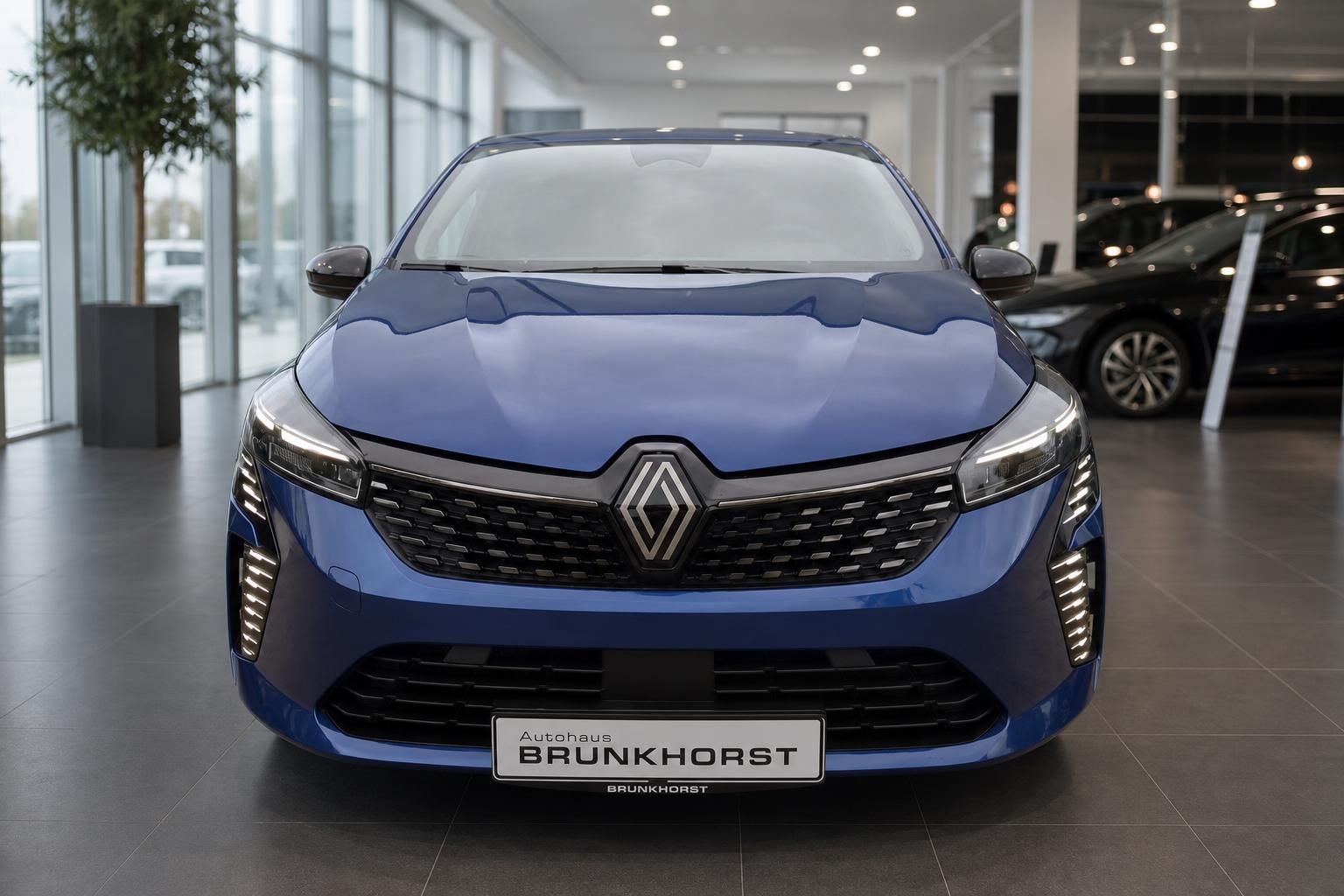 Renault Clio blau Frontansicht - markante LED-Tagfahrlichter und Renault Raute im Kühlergrill