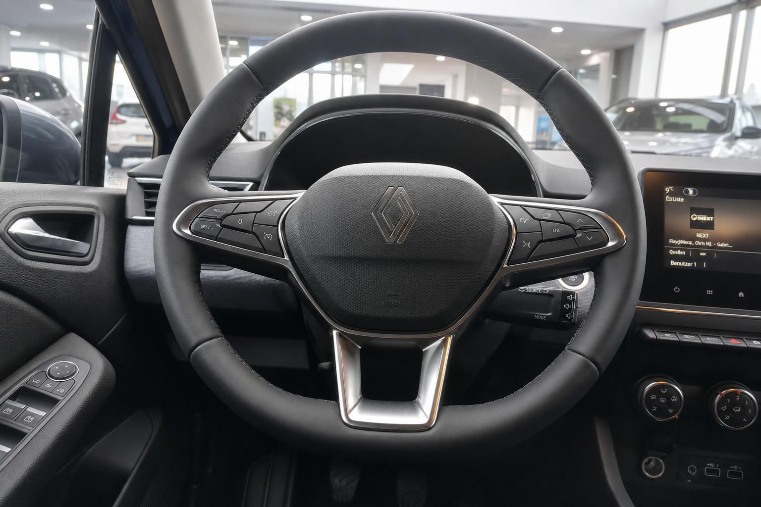 Renault Clio Lenkrad - schwarzes Multifunktionslenkrad mit Renault Logo und Bedientasten